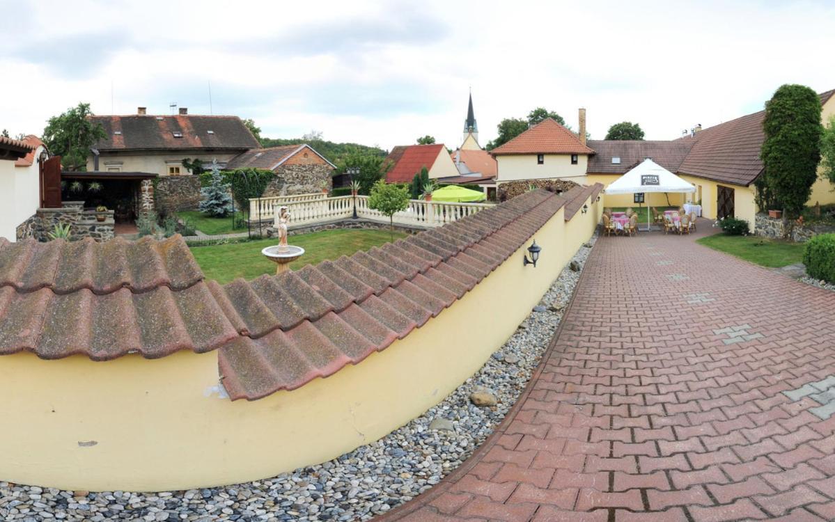 Penzion A Restaurace Nad Hradem Křivoklát المظهر الخارجي الصورة