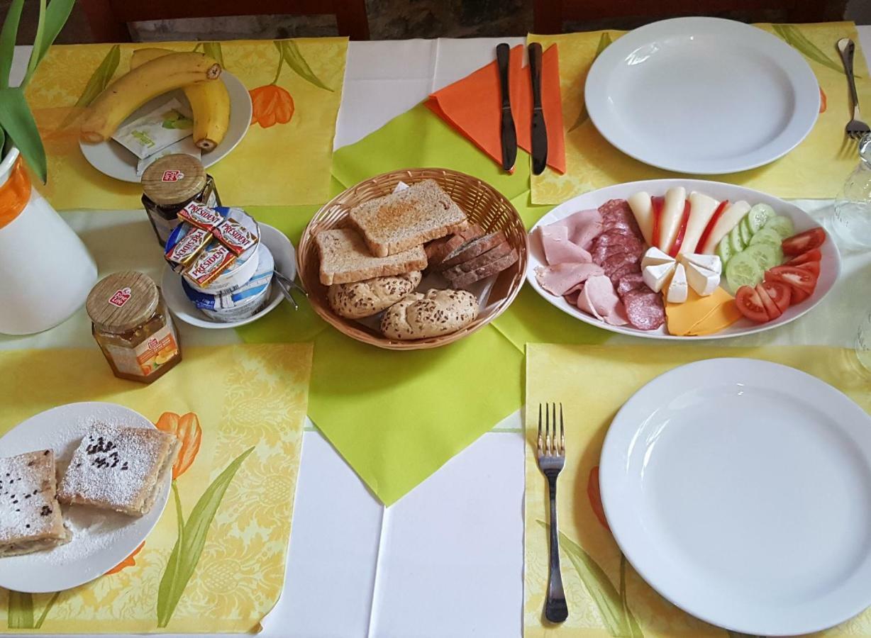 Penzion A Restaurace Nad Hradem Křivoklát المظهر الخارجي الصورة